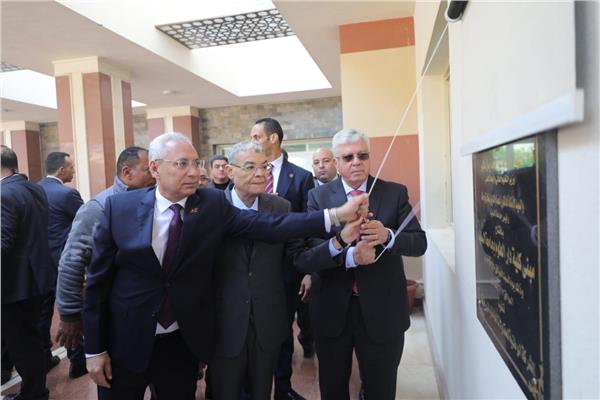 وزير التعليم العالي يفتتح عددًا من المشروعات الصحية والتعليمية بجامعة المنيا