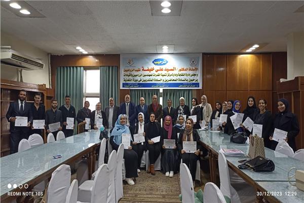 فاعليات تكريم دفعة جديدة من الدفعات المتدربة بالنقابة العامة للمهن الزراعيين بنادى الزراعيين