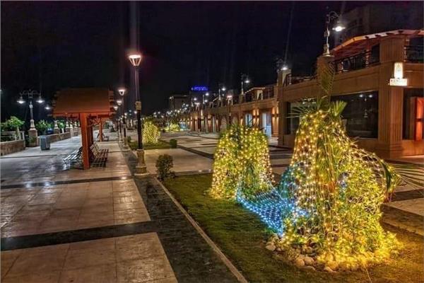 تزيين كورنيش النيل بالأقصر استعدادا لرأس السنة الجديدة