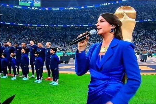 فرح الديباني خلال غنائها في نهائي كأس العالم 2022