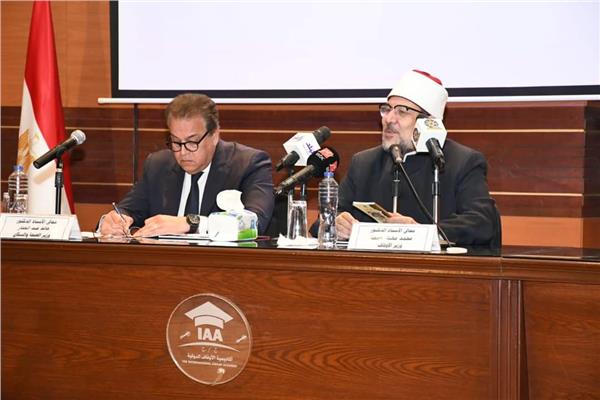 الدكتور محمد مختار جمعة وزير الأوقاف و الدكتور خالد عبد الغفار وزير الصحة والسكان
