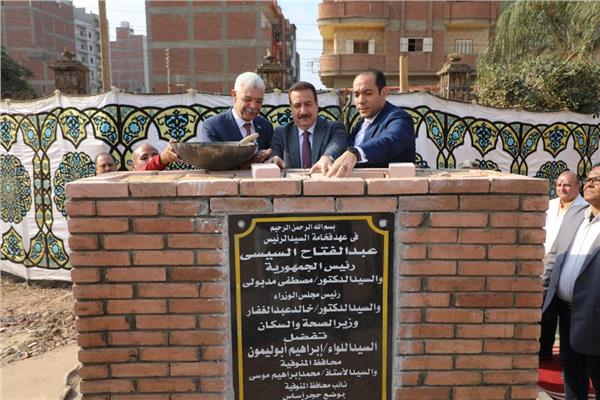اللواء إبراهيم أبو ليمون محافظ المنوفية خلال وضع حجر الاساس