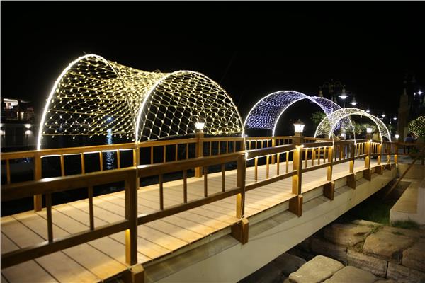 أعمال تزيين المسطحات الخضراء بطول كورنيش النيل بالاقصر