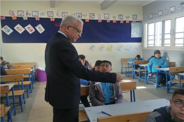 مدير تعليم العاصمة يتفقد إمتحانات النقل بمدارس إدارة النزهة التعليمية