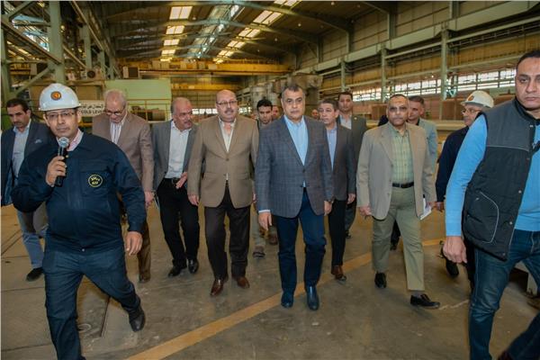 وزير الإنتاج الحربي يتفقد شركة أبو زعبل للصناعات الهندسية