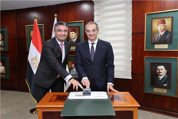  وزير الاتصالات