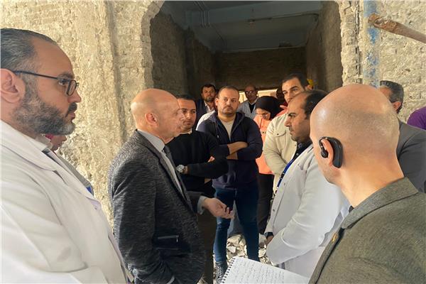 الدكتور هشام شوقي مسعود وكيل وزارة الصحة بالشرقية خلال جولة تفقدية