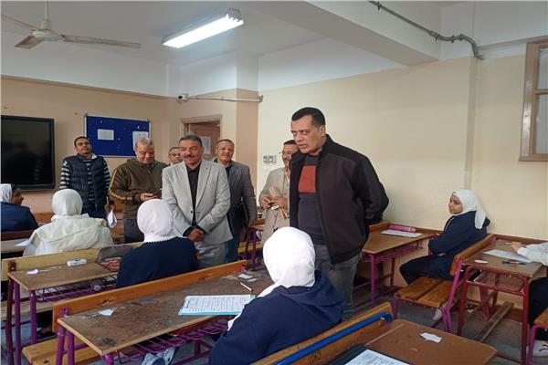 الدكتور محمد السيد وكيل وزارة التربية والتعليم بقنا خلال دولة تفقدية