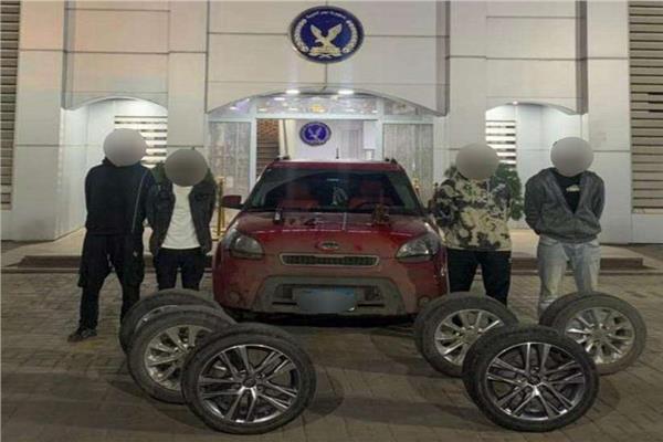 المتهمون أمامهم المضبوطات