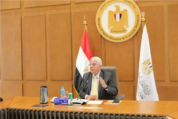  الدكتور أيمن عاشور