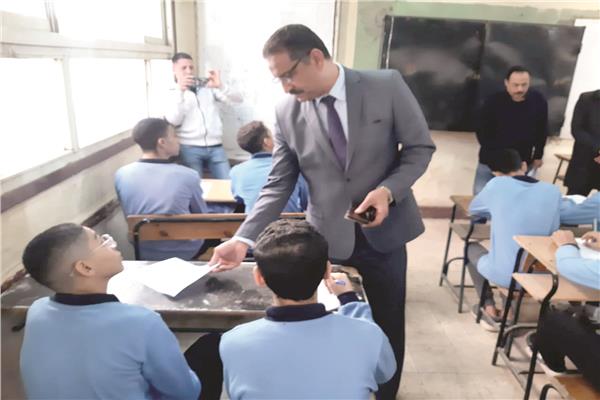 مدير تعليم الجيزة خلال تفقده لجان امتحانات النقل