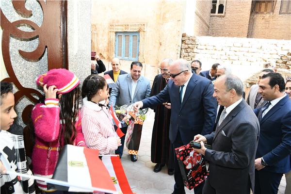 اللواء أشرف الداودى محافظ قنا يزور الكنيسة الإنجيلية المشيخية بنجع حمادي للتهنئة بعيد الميلاد المجيد