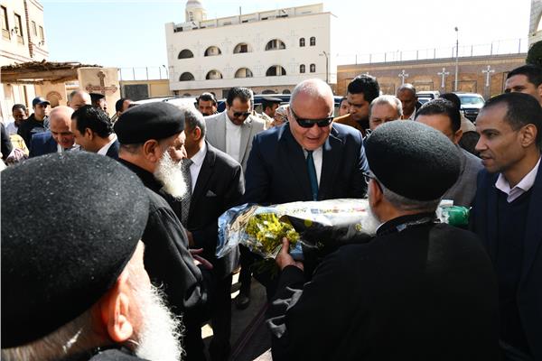 اللواء أشرف الداودي محافظ قنا تقديم التهنئة للأخوة الأقباط بمناسبة عيد الميلاد المجيد