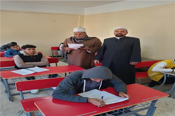 فضيلة الشيخ عبد العظيم سالم، رئيس الإدارة المركزية لمنطقة مطروح خلال جولة 