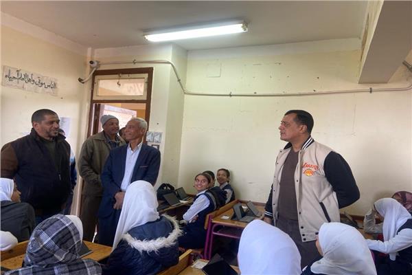 الدكتور محمد السيد وكيل وزارة التربية والتعليم بقنا خلال جولة تفقدية