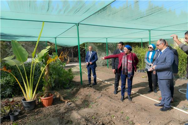  وزيرة البيئة تتفقد المشتل المركزى للوزارة 