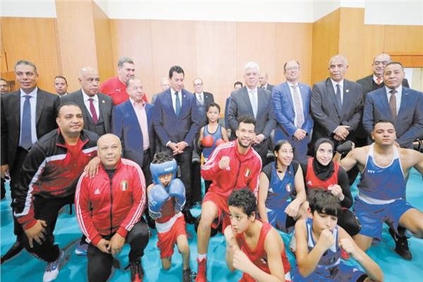 وزيرا الشباب والتعليم العالي مع أبطال نادي جامعة حلوان