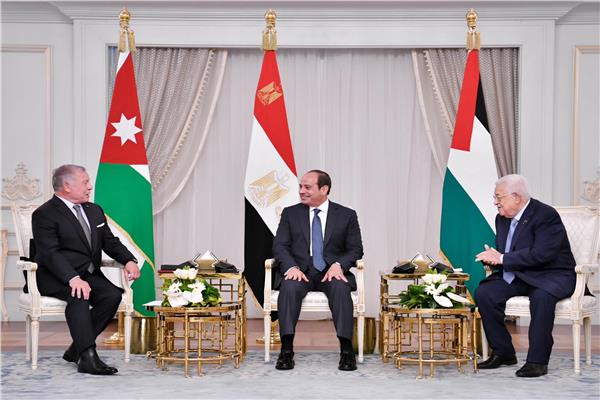 الرئيس المصري عبد الفتاح السيسي ونظيره الفلسطيني محمود عباس والعاهل الأردني الملك عبدالله 