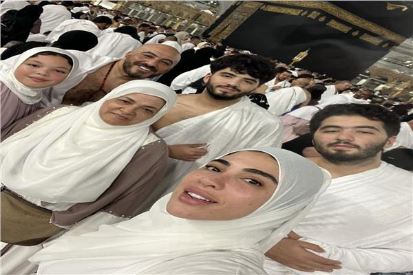 مجدي الهواري وأولاده من غادة عادل مع زوجته دنيا عبد المعبود