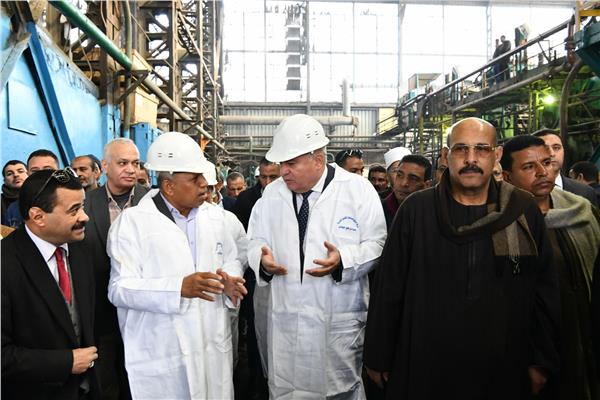 اللواء أشرف الداودي محافظ قنا خلال جولة تفقدية داخل مصنع سكر نجع حمادي