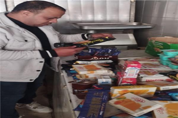 ضبط مواد غذائية منتهية الصلاحية