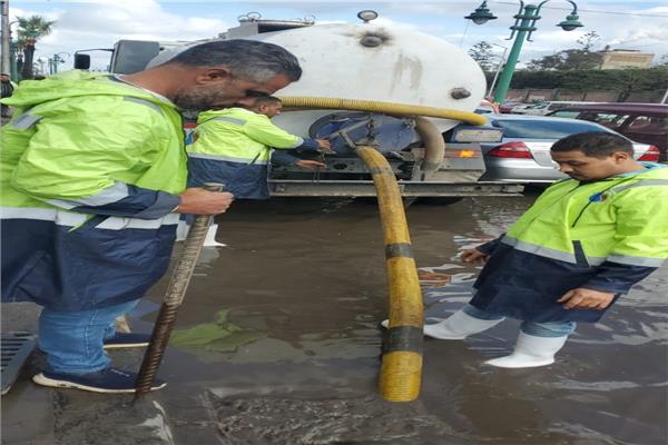 عربات لشفط المياه من الشوارع 