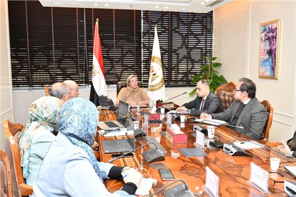  وزيرة البيئة تجتمع مع عدد من الخبراء 
