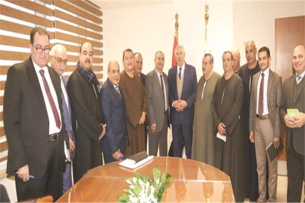 وزير الزراعة خلال اجتماعه مع رؤساء الجمعيات والاتحادات التعاونية الزراعية