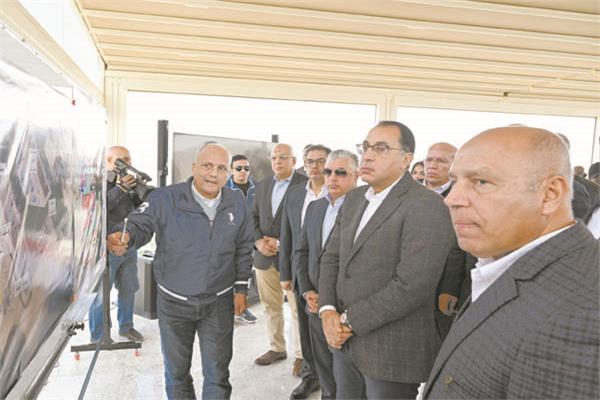 رئيس الوزراء يستمع إلى شرح خلال جولته  بالسخنة