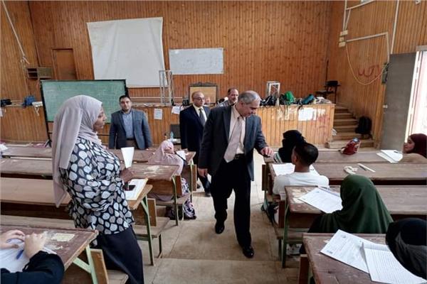 جانب من متابعة الامتحانات