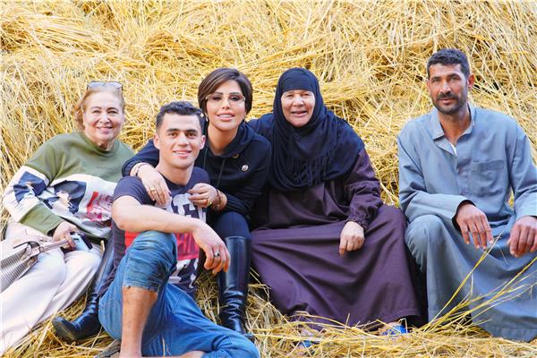 أهالي الشرقية يرحبون بالمطربة شمس الكويتية