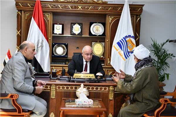 اللواء أشرف الداودى محافظ قنا خلال لقائه بالمواطنين 