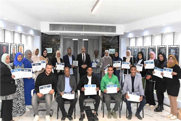  محافظ أسوان خلال اللقاء