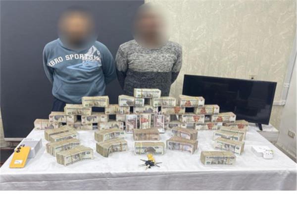 المتهمين وبحوزتهما المضبوطات