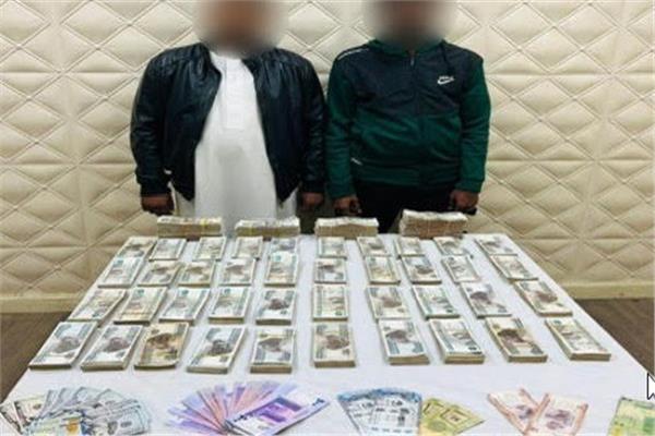 المتهمين امامهم المضبوطات