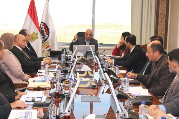 اجتماع وزير قطاع الاعمال مع رؤساء شركات الغزل والنسيج التابعة للوزارة