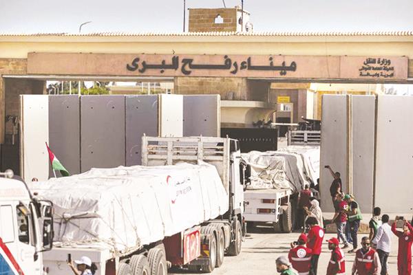 الأمم المتحدة أمام معبر رفح مطالبة الجانب الإسرائيلى السماح بوصول المساعدات