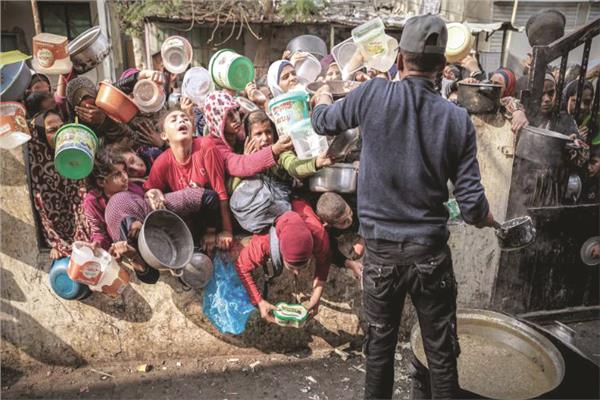صورة أرشيفية لأطفال فلسطينيين ينتظرون الحصول على طعام فى مخيم للاجئين فى رفح
