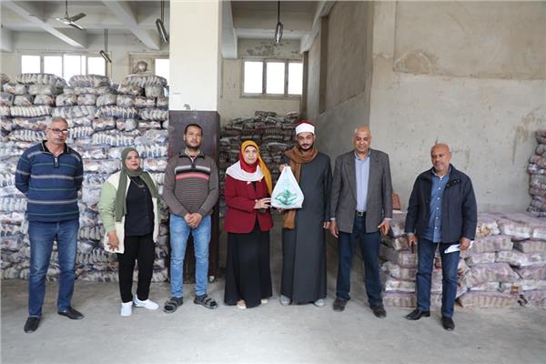 توزيع المساعدات علي الأسر الأولي بالرعاية
