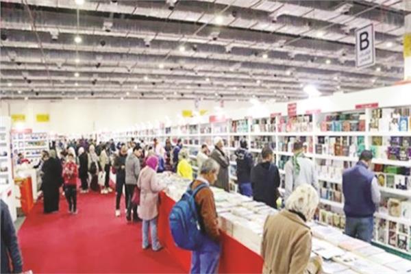 في هذا الموقع المضئ بمنطقة التجمع الخامس يحتشد عشاق القراءة من جديد 
