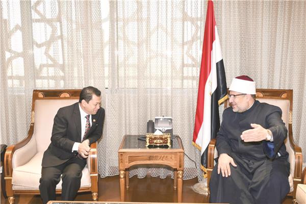 د.محمد مختار جمعة خلال استقباله زمانى إسماعيل سفير ماليزيا