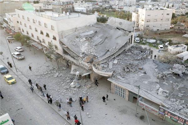 فلسطينيون يتفقدون منزلا هدمته قوات الاحتلال فى الضفة