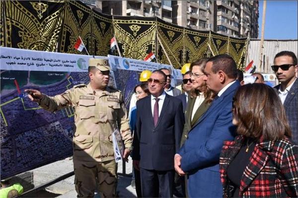 اللواء هشام آمنة خلال جولة تفقدية لعدد من المشروعات التنموية بمحافظة الإسكندرية