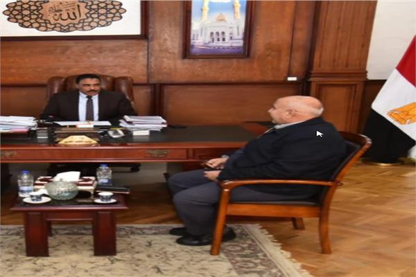 اللواء خالد شعيب محافظ مطروح خلال الاجتماع