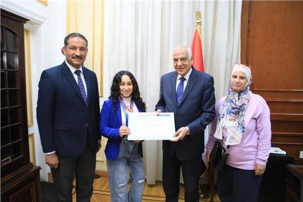 اللواء أحمد راشد محافظ الجيزة خلال تكريم الطالبة حنين بالصف الاول الثانوى