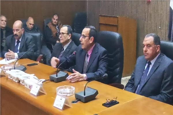 اللواء دكتور محمد عبد الفضيل شوشة محافظ شمال سيناء خلال الاجتماع