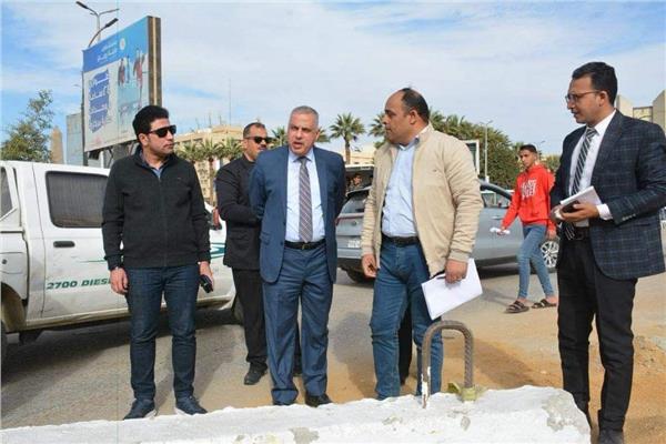 محافظ سوهاج يتفقد أعمال صيانة كوبري أخميم