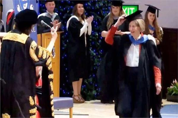 بعد 60 عاماً لـ "ترك الدراسة" تتخرج من الجامعة 