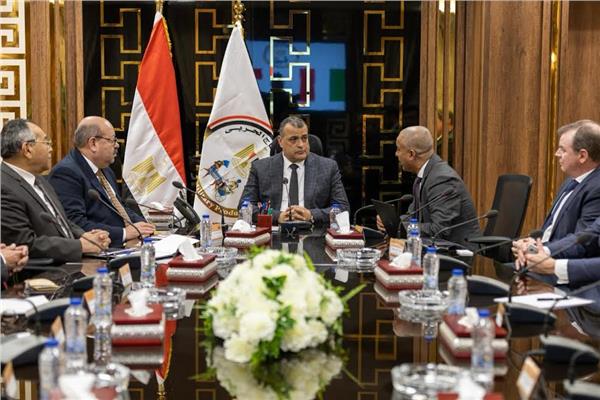 وزير الدولة للإنتاج الحربي" يستقبل شركة "يورودرو" الإيطالية