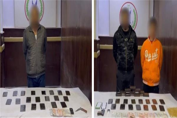 المتهمين امامهم المضبوطات
